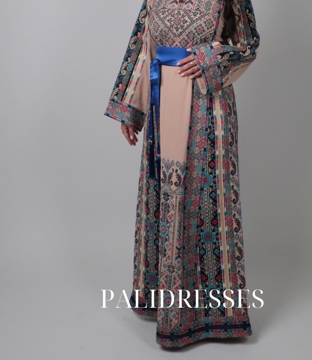 Beige Palestijnse thobe met blauw tatreez en koningsblauwe sjerp