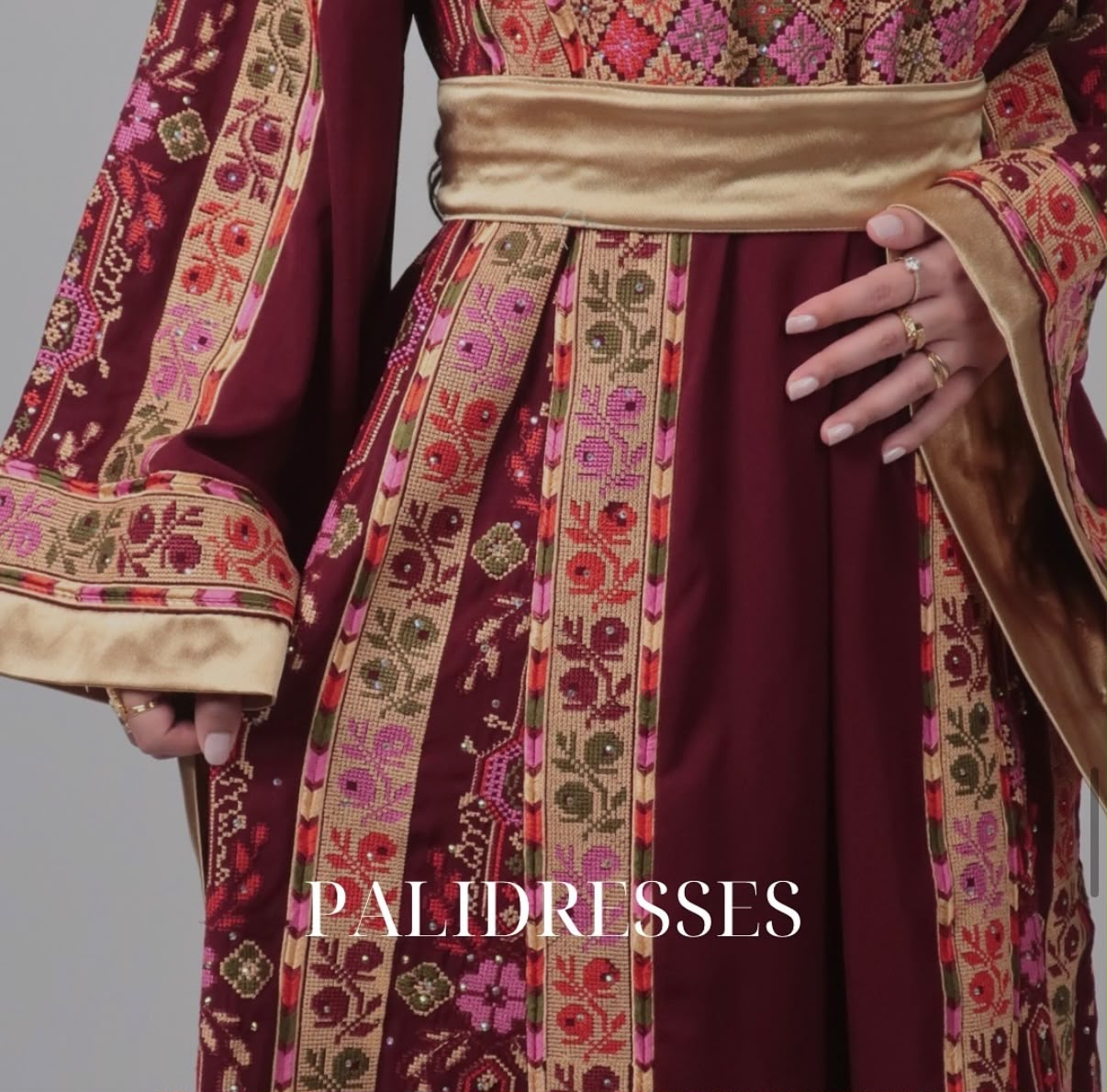Detail van bordeaux thobe met goud